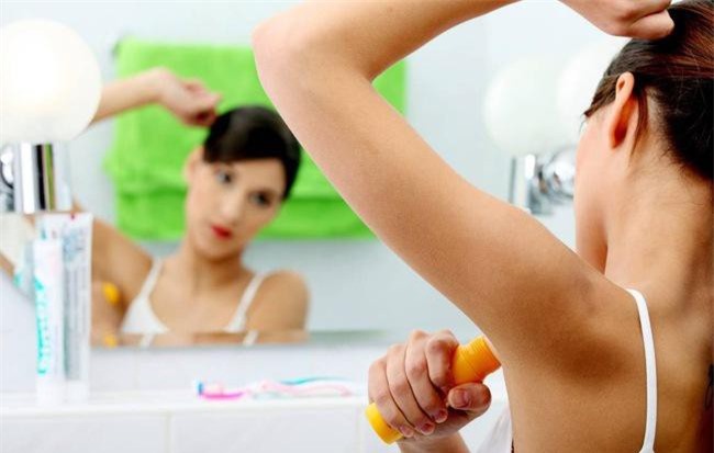Mùa hè, dùng lăn khử mùi mà mùi hôi nách càng thêm tệ? Đó là do bạn mắc phải những lỗi sau