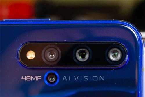 Smartphone 4 camera, cấu hình 'khủng', giá 13 triệu