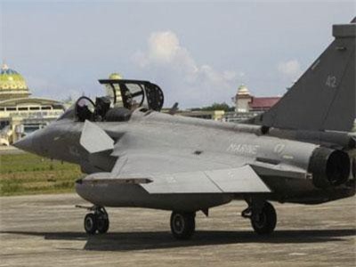 Chiến đấu cơ Pháp đang tập trận phải xin hạ cánh nhờ khẩn cấp