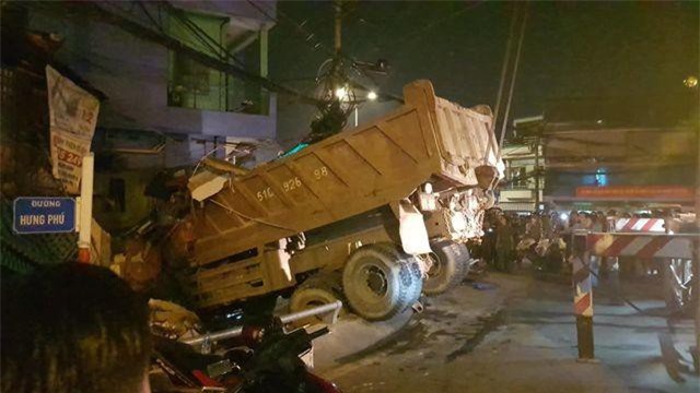 TPHCM: Xe ben lao vào quán hủ tiếu, hàng chục thực khách buông bát tháo chạy