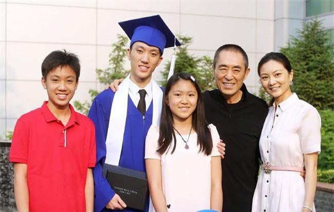 "Tình cũ 8 năm" của Củng Lợi - Trương Nghệ Mưu hạnh phúc khoe con trai nhưng nhan sắc vợ trẻ bí mật mới gây bão