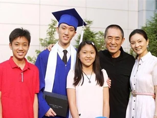 "Tình cũ 8 năm" của Củng Lợi - Trương Nghệ Mưu hạnh phúc khoe con trai nhưng nhan sắc vợ trẻ bí mật mới gây bão