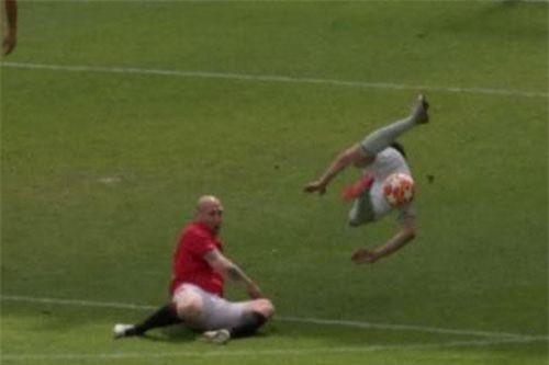 CĐV kêu gọi M.U làm điều không tưởng với Jaap Stam