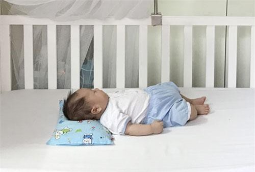 Luyện ngủ cho con từ khi mới lọt lòng, ông bố MC cùng con vi vu đi du lịch và cho bé ngủ bất kỳ đâu cũng được