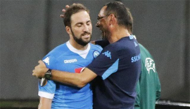 Higuain và Sarri có mối quan hệ thân thiết.