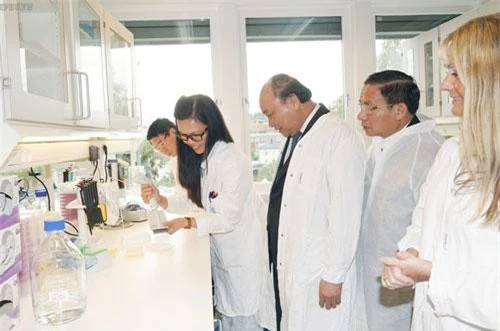 Thủ tướng Nguyễn Xuân Phúc thăm Công ty Pharmaq (Ảnh: VGP).