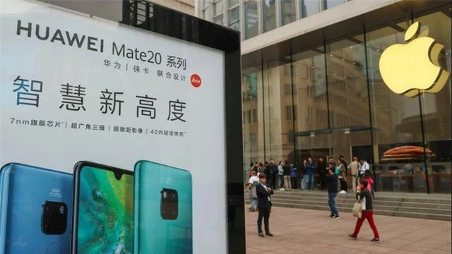 Bảng quảng cáo điện thoại Huawei bên ngoài cửa hàng Apple. (Ảnh: Nikkei)