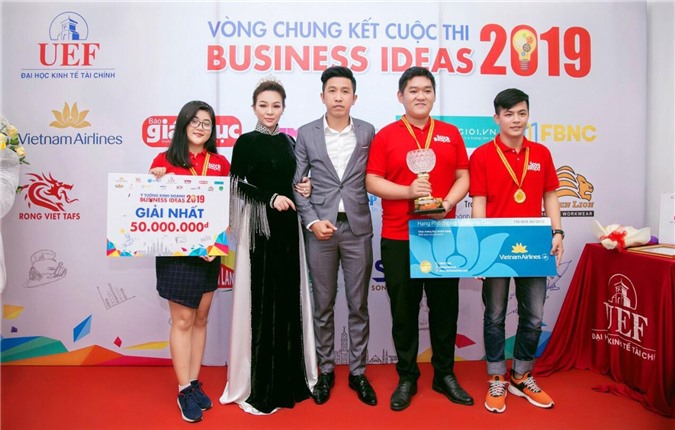 Nhóm thí sinh đoạt giải Quán Quân bên cạnh  Á hậu Thái Ngân và Giám đốc Lê Thành Trung  