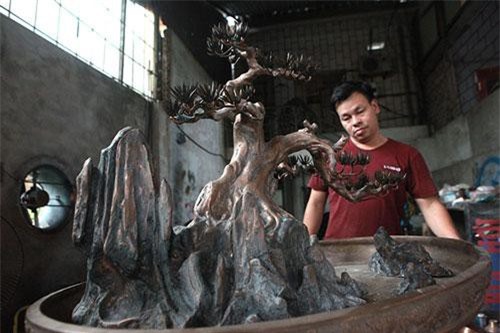 Độc đáo tùng bonsai nặng 70kg đúc bằng đồng đỏ duy nhất ở Việt Nam