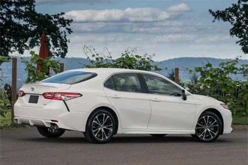 1. Toyota Camry 2019 (điểm số: 8,8/10, giá khởi điểm: 23.945 USD).