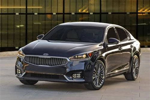 2. Kia Cadenza 2019 (điểm số: 8,8/10, giá khởi điểm: 33.100 USD).