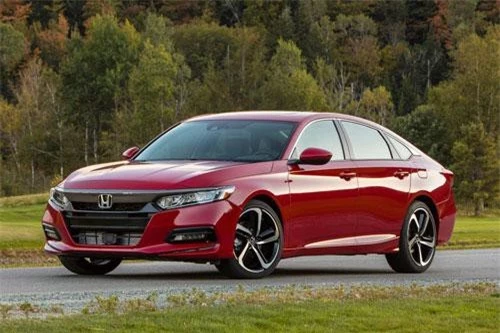 3. Honda Accord 2019 (điểm số: 8,7/10, giá khởi điểm: 23.720 USD).