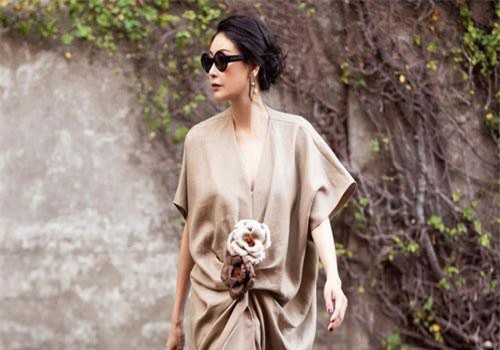 Hoa hậu Hà Kiều Anh trẻ trung thu hút với tông nâu nhạt quý phái