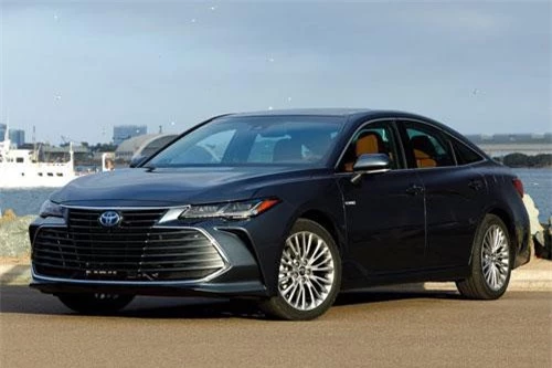 5. Toyota Avalon 2019 (điểm số: 8,6/10, giá khởi điểm: 35.550 USD).