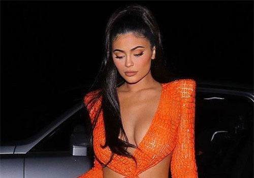 Kylie Jenner mặc váy gần 20 nghìn USD đi ăn tối