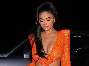 Kylie Jenner mặc váy gần 20 nghìn USD đi ăn tối