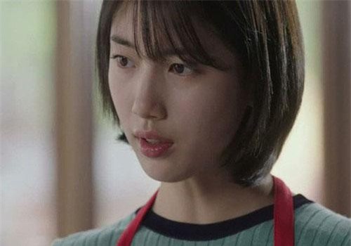 Được mẹ chồng phần cho miếng dưa hấu gọt sạch sẽ, nàng dâu đang xúc động chợt sững người sau câu nói của đứa cháu