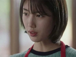 Được mẹ chồng phần cho miếng dưa hấu gọt sạch sẽ, nàng dâu đang xúc động chợt sững người sau câu nói của đứa cháu