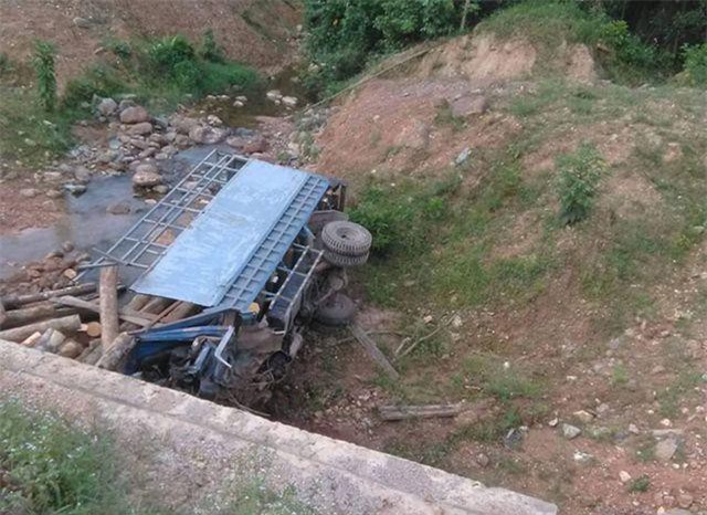 Hà Tĩnh: Xe tải lao xuống suối, 2 người tử vong