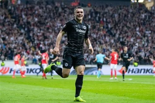 Tiền vệ trái: Filip Kostic (Eintracht Frankfurt).