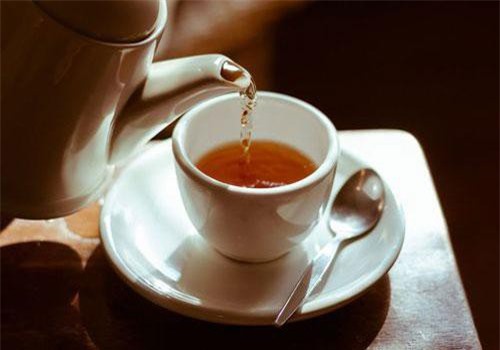 Các nhà khoa học nói về nguy cơ chết người của trà cam thảo