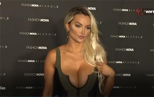 CLIP: Hotgirl Instagram khoe vòng 1 ngoại cỡ