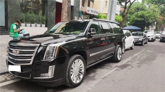 Hang hiem Cadillac Escalade noi bat khi lan banh tai Ha Noi hinh anh 2