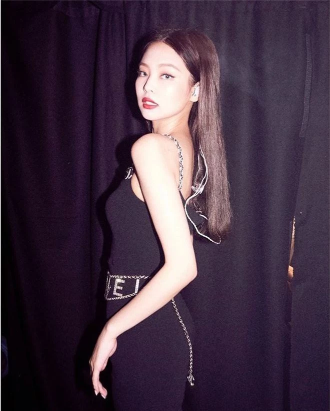 Nhiều lần gây sốt vì body sexy, nhưng có lẽ chưa bao giờ Jennie (BLACKPINK) nóng bỏng đến mức này! - Ảnh 2.