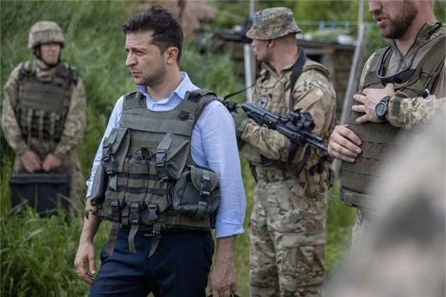 Vừa nhậm chức, tân Tổng thống Ukraine đi thăm tiền tuyến ác liệt ở miền Đông - 1