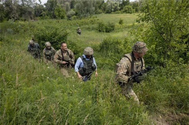 Vừa nhậm chức, tân Tổng thống Ukraine đi thăm tiền tuyến ác liệt ở miền Đông - 3