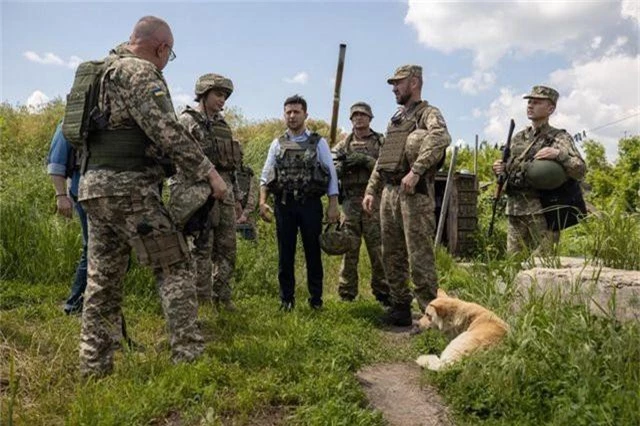 Vừa nhậm chức, tân Tổng thống Ukraine đi thăm tiền tuyến ác liệt ở miền Đông - 6