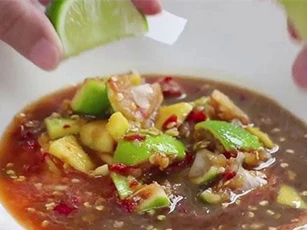 Hít hà với món tôm sống trộn xoài mắm nêm