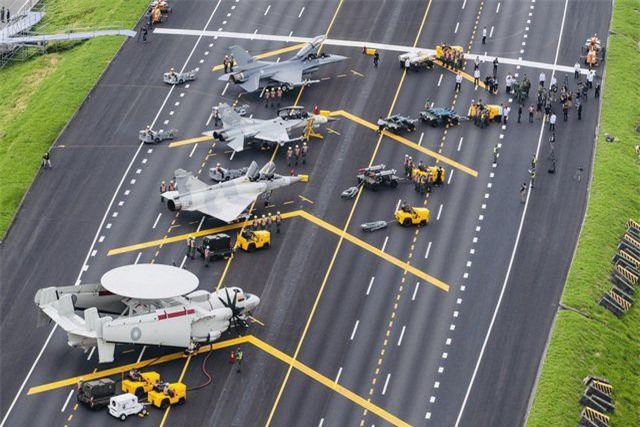 Máy bay chiến đấu Đài Loan tập trận trên cao tốc