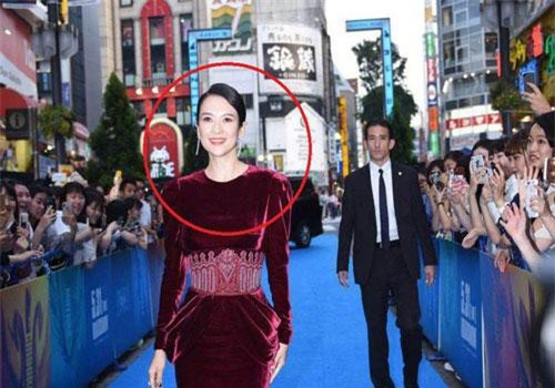 Chương Tử Di xinh đẹp là thế mà lại bị ống kính phóng viên hại tới mức "không ai nhận ra"