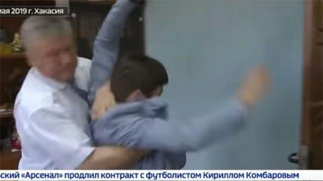 Quan chức Nga quật ngã phóng viên vì bị hỏi khó