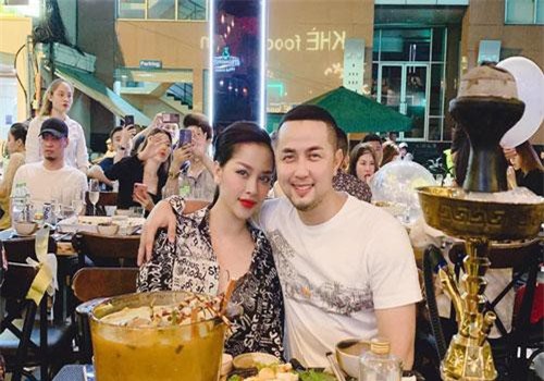 Lần đầu tiên tái xuất sau khi ở cữ lần 2, chị dâu Bảo Thy đẹp ngỡ ngàng khi đi ăn cùng chồng