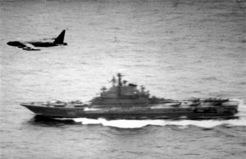 Nhìn lại sự kiện oanh tạc cơ B-52H Mỹ "trêu ngươi" cả biên đội tàu sân bay Liên Xô