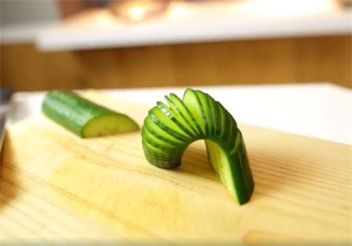 CLIP: Tuyệt chiêu cắt dưa chuột uốn lượn trang trí đồ ăn đẹp mắt