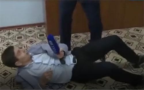  CLIP: Phóng viên bị hành hung vì hỏi "khó" quan chức Nga