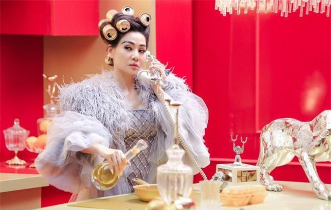 Ngọc Trinh thích thú chia sẻ câu hát “Chị em hơi cứng, son môi chị hơi lì” gây sốt của Thu Minh