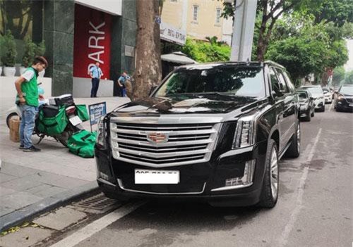 Hàng hiếm Cadillac Escalade nổi bật khi lăn bánh tại Hà Nội