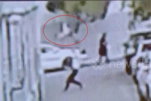 Người đàn ông tay không đỡ bé trai 2 tuổi rơi từ tòa nhà