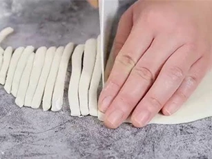 Hướng dẫn nhào bột làm món mỳ tươi nước cốt dừa thơm ngon tại nhà
