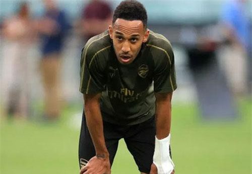 Aubameyang dính ‘tai nạn sân cỏ’, CĐV Arsenal lo sốt vó