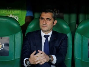 Barcelona phủ nhận việc sa thải HLV Valverde