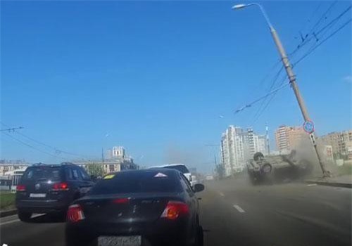 CLIP: Kinh hoàng xe ôtô va chạm liên hoàn khiến cột điện đổ sập