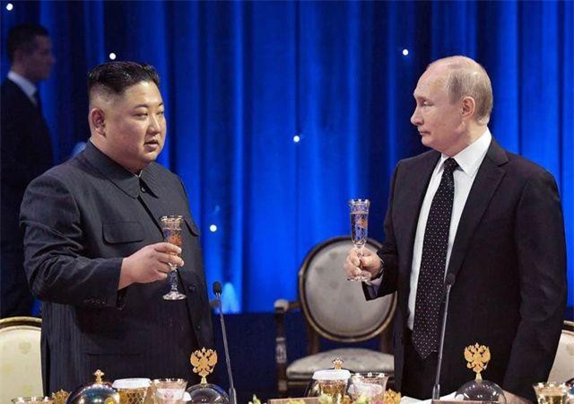 Sự cố hy hữu trong lễ đón ông Kim Jong-un tại Nga