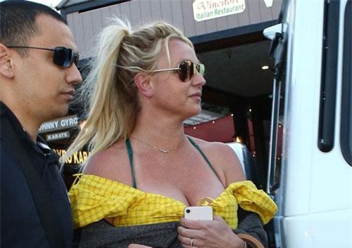 Britney mặc gợi cảm bất ngờ
