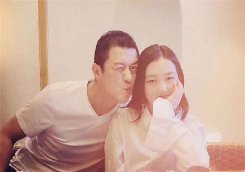 Con gái Lý Á Bằng xinh đẹp trong tiệc sinh nhật tuổi 13, đặc biệt là thần thái kế thừa từ mẹ Vương Phi