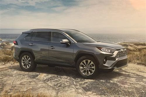 9. Toyota RAV4 2019 (giá khởi điểm: 25.500 USD).